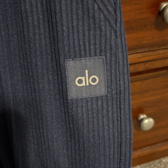 ALO Yoga Muse Wide Leg Pant - Picture 5 of 7